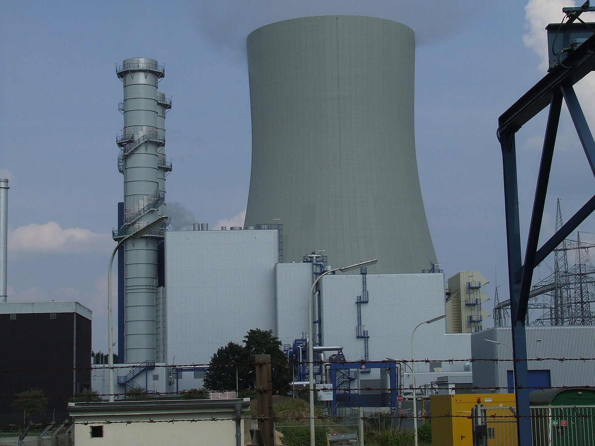 Gas-fired power plant with a cooling tower and flue-gas stacks at Lingen in Emsland